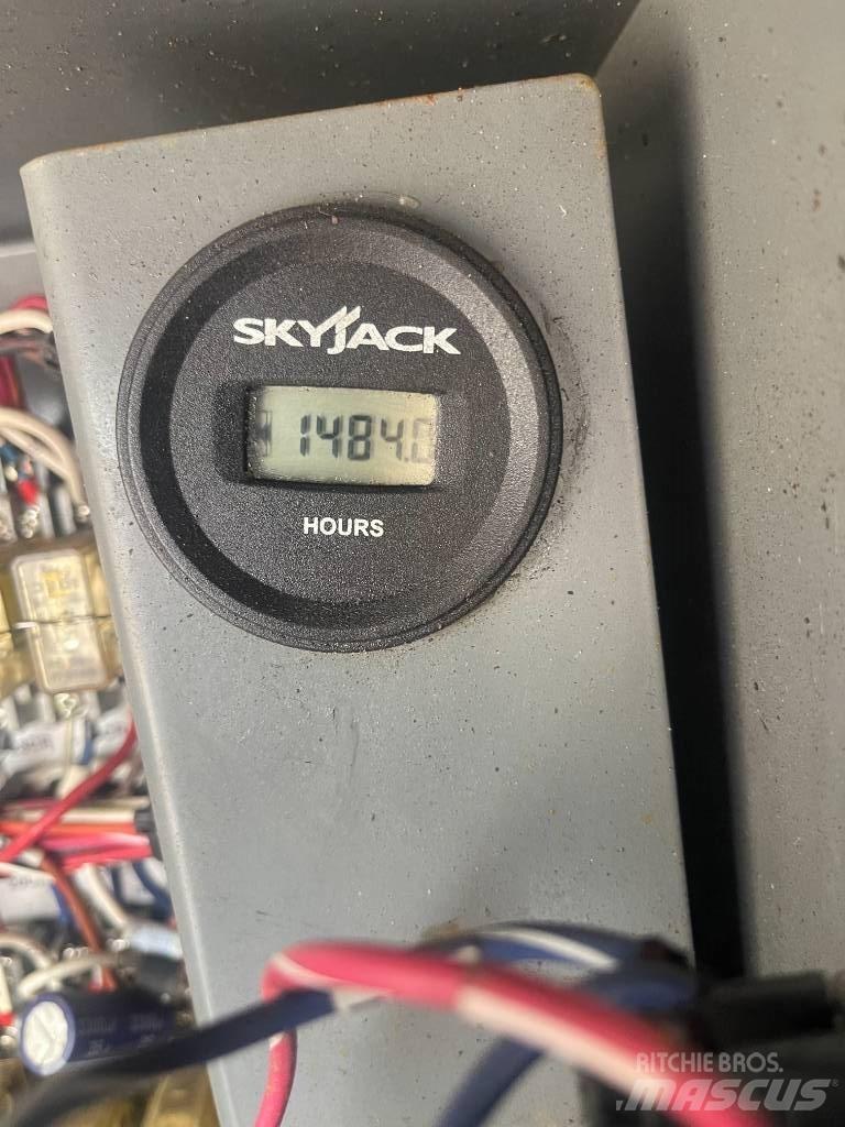 SkyJack SJ 9250 RT 剪式升降機