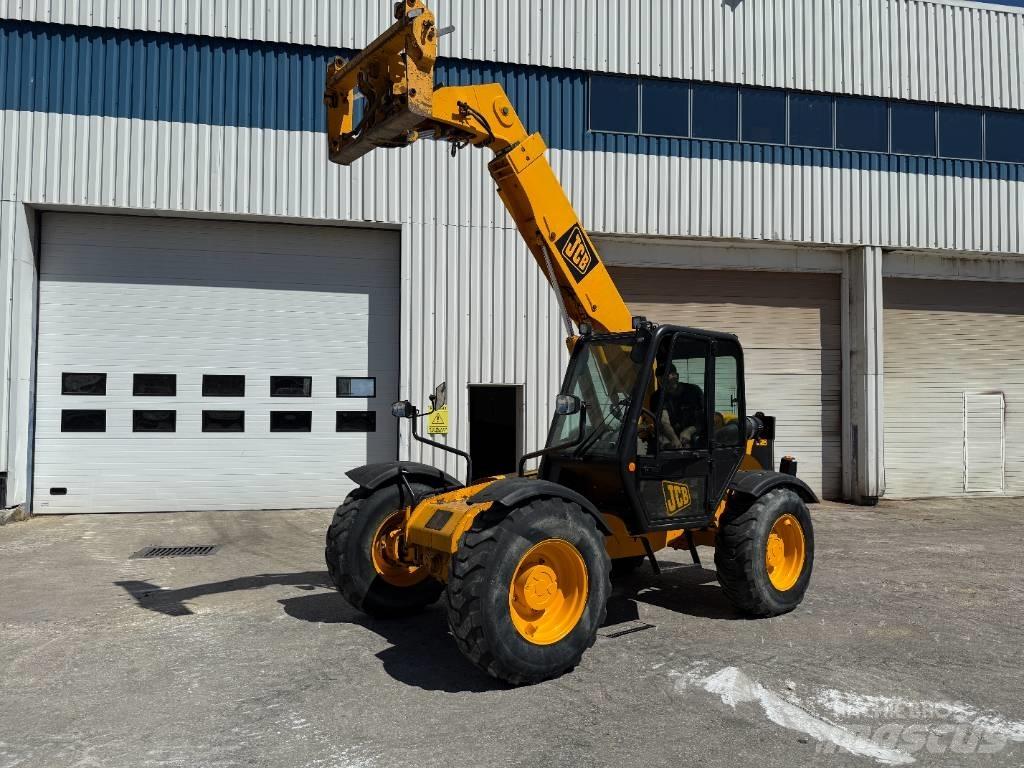 JCB 528-70 伸縮臂操作車