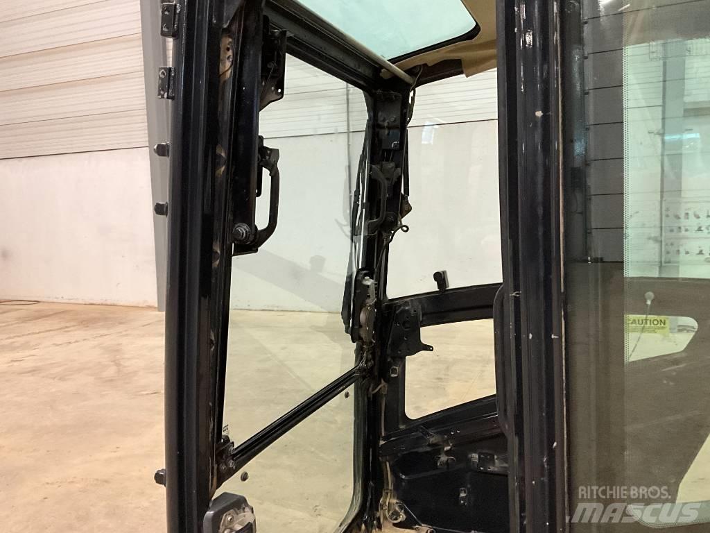 Kubota U 56-5 駕駛室與內部