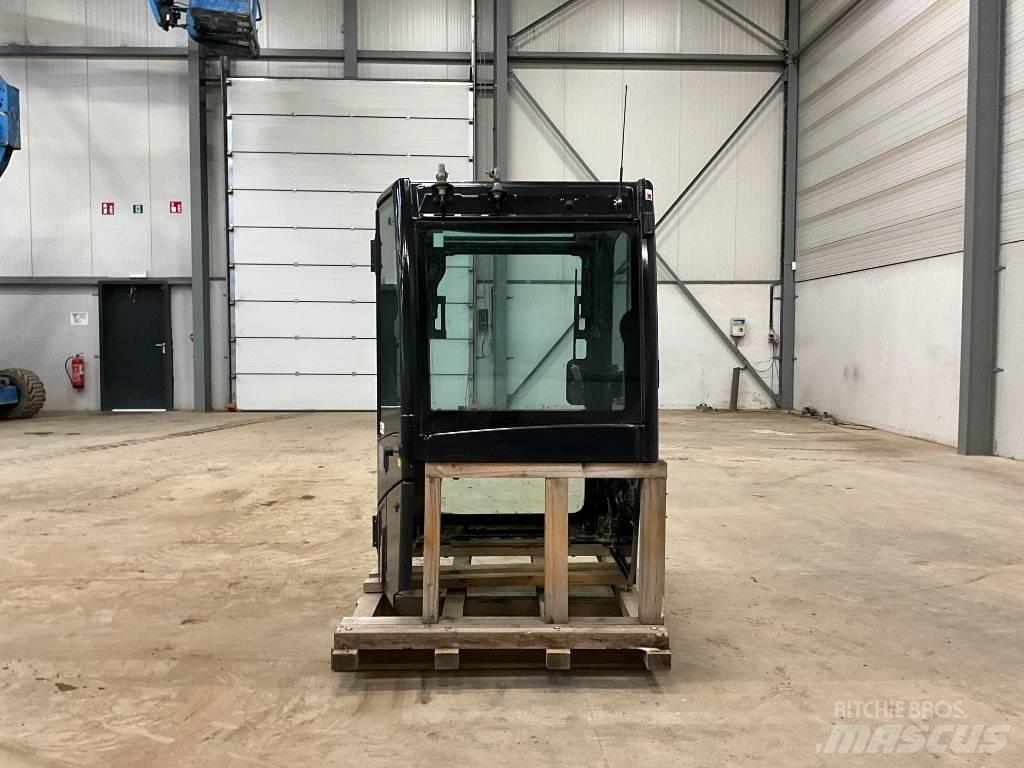 Kubota U 56-5 駕駛室與內部