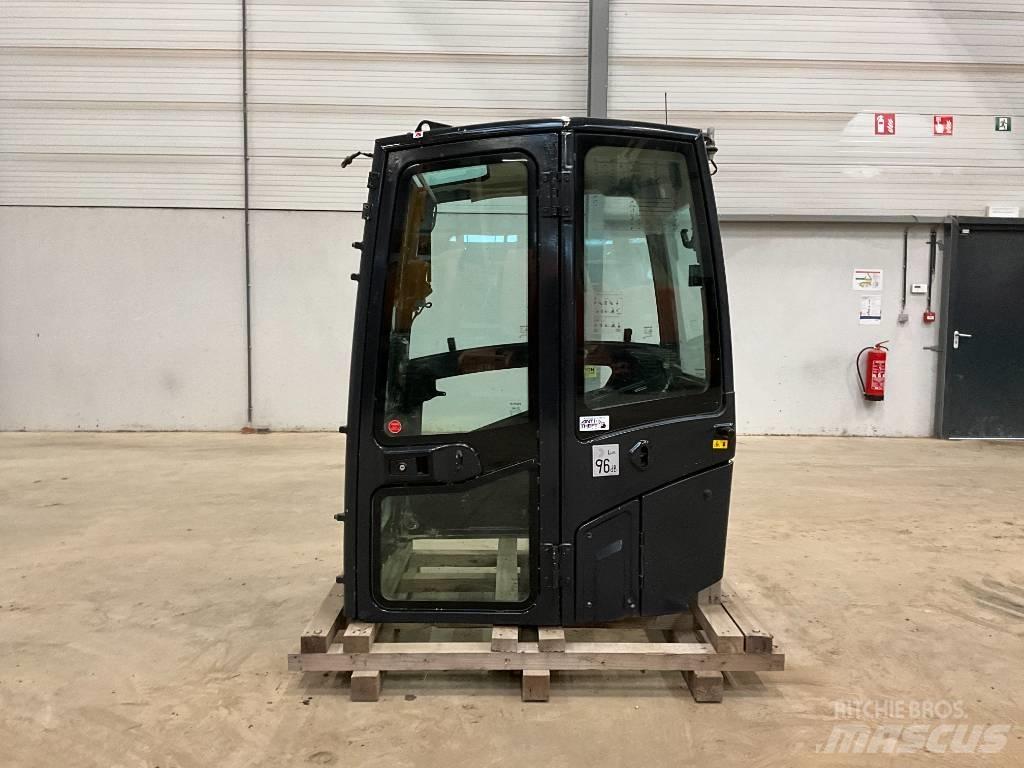 Kubota U 56-5 駕駛室與內部