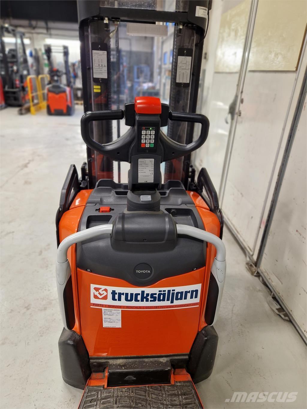 Toyota SPE120L 自走式堆積機