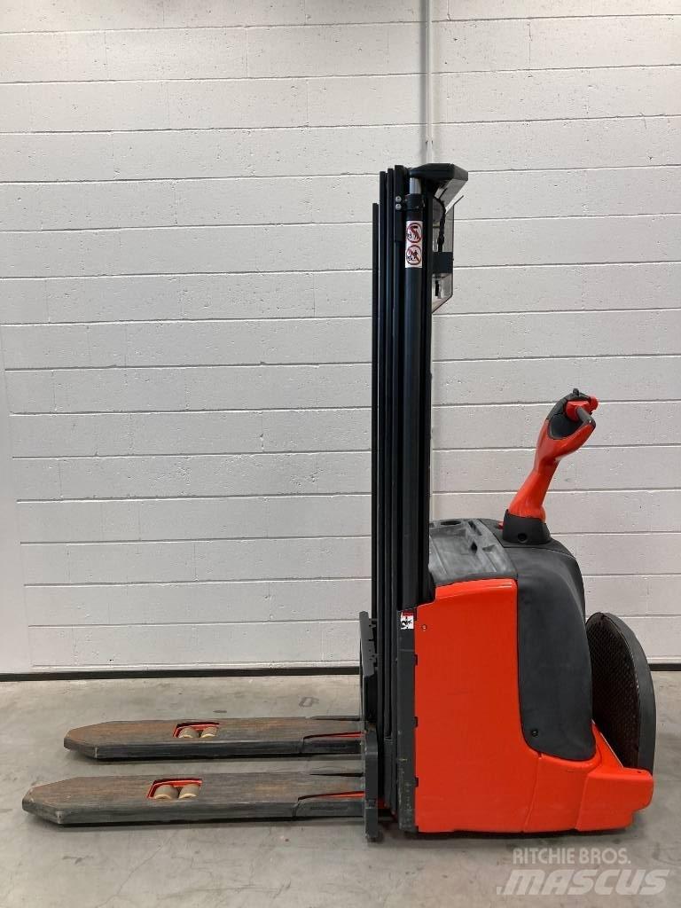 Linde L14P/1169 自走式堆積機