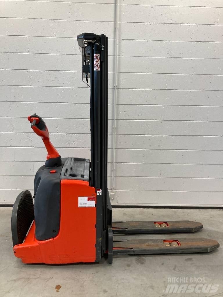 Linde L14P/1169 自走式堆積機