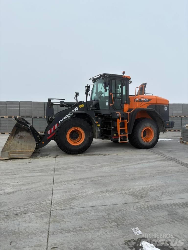 Doosan DL 320-7 輪胎式裝載機
