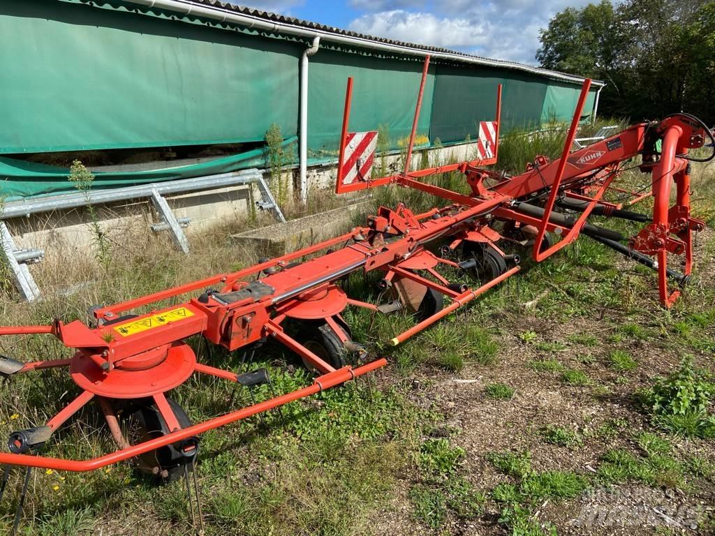 Kuhn GF8702 耙與翻草機
