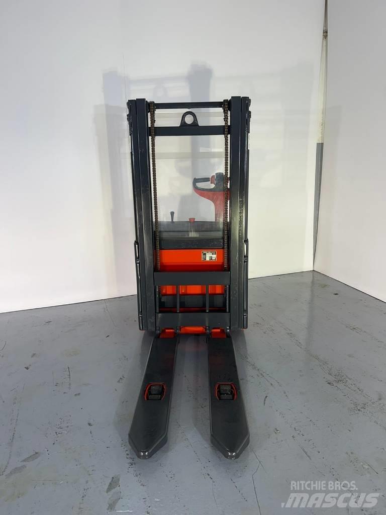 Linde L12 自走式堆積機