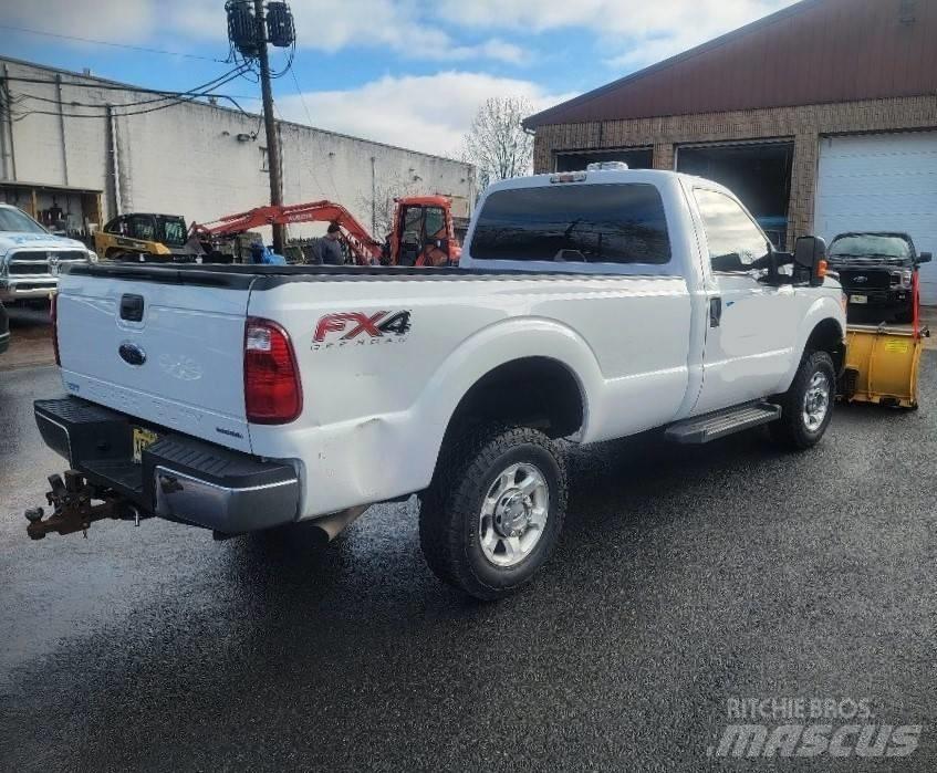 Ford F 250 FX4 刮雪板和犁