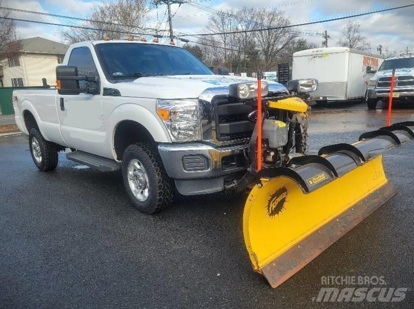 Ford F 250 FX4 刮雪板和犁