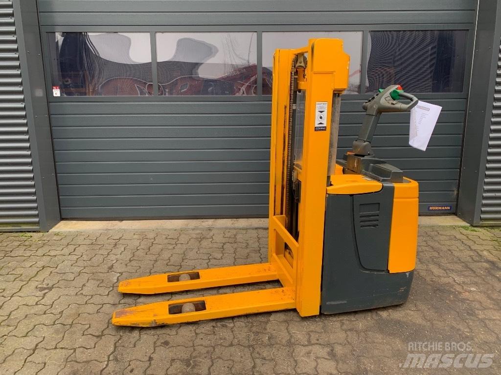 Jungheinrich ERC 212 自走式堆積機