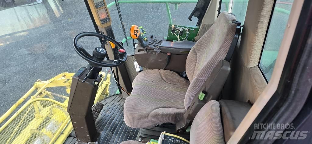 John Deere 7400 自走式飼料採集機