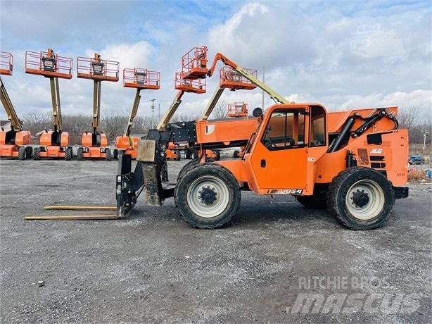 SkyTrak 10054 伸縮臂操作車