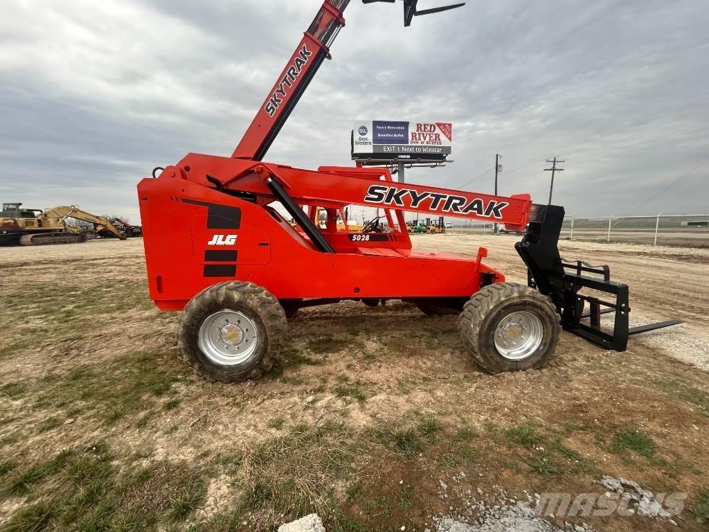 SkyTrak 5028 伸縮臂操作車