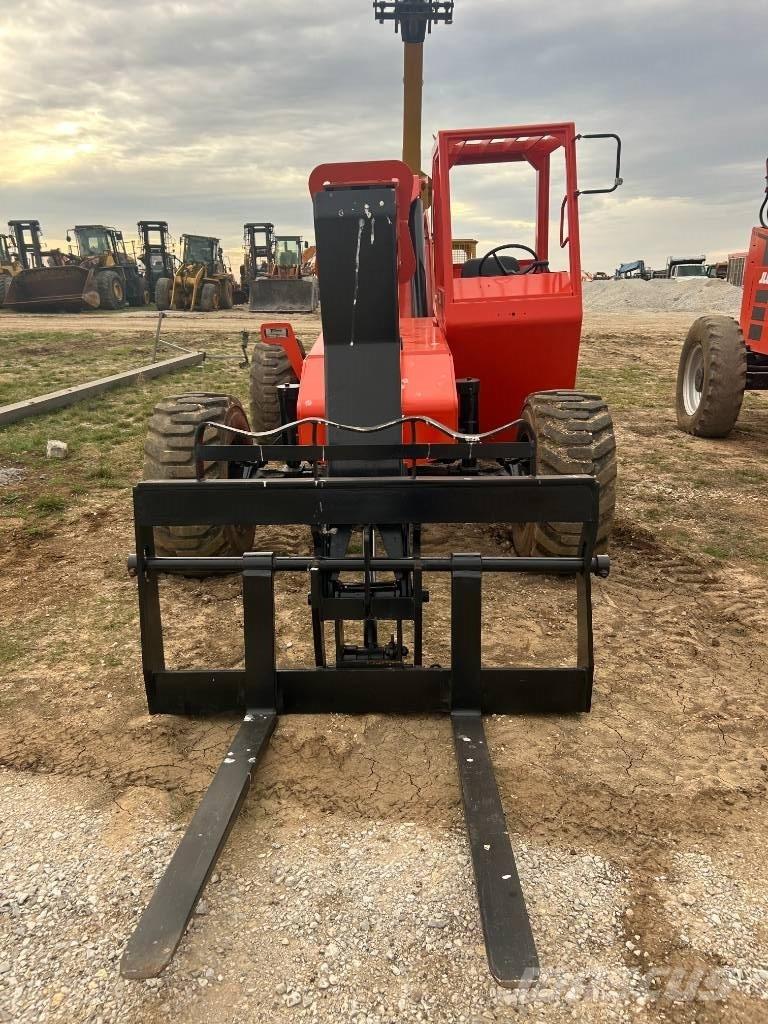 SkyTrak 5028 伸縮臂操作車