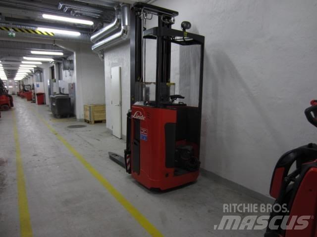 Linde L2000 自走式堆積機