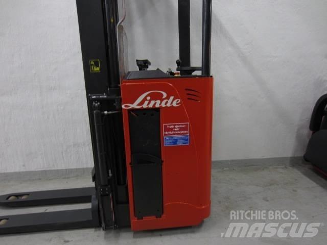 Linde L2000 自走式堆積機