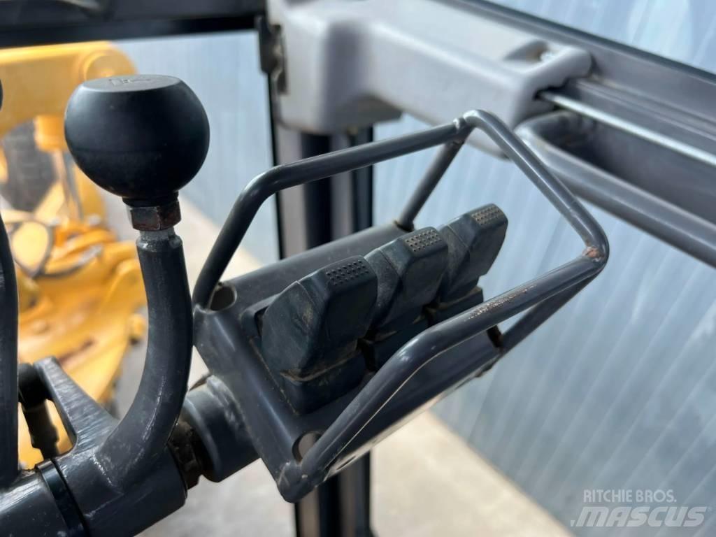 Volvo G946 平土機