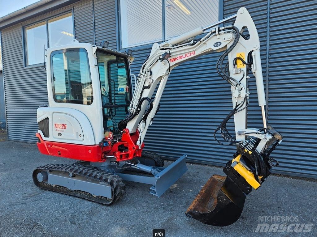 Takeuchi TB 225 小型挖土機/掘鑿機<7t(小型挖掘機)