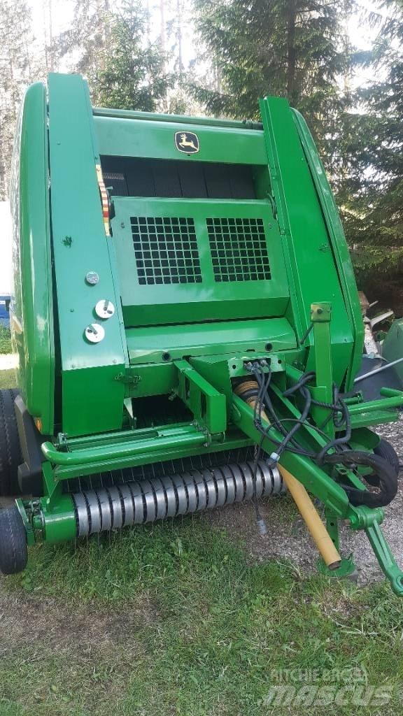 John Deere 854 圓型牧草打包機