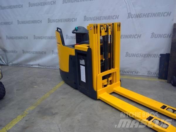 Jungheinrich ERD 220 自走式堆積機