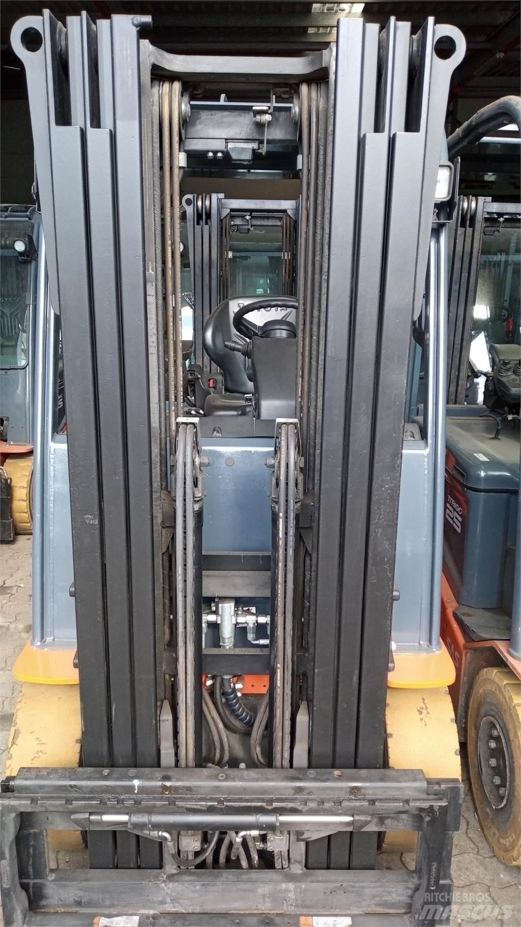 Toyota 8FBMKT25 電動堆高機
