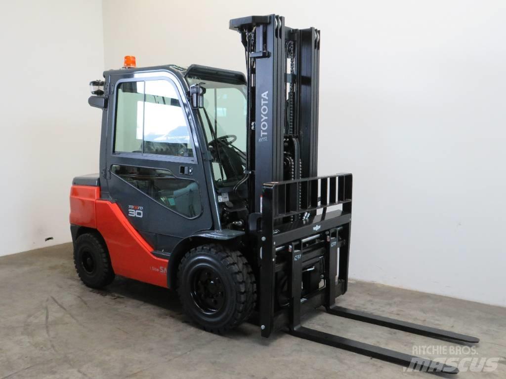 Toyota 52-8 FDF 30 柴油卡車