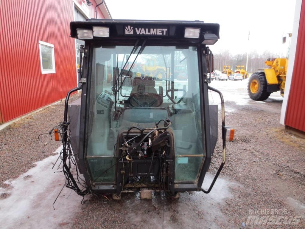 Valmet 8600 駕駛室與內部