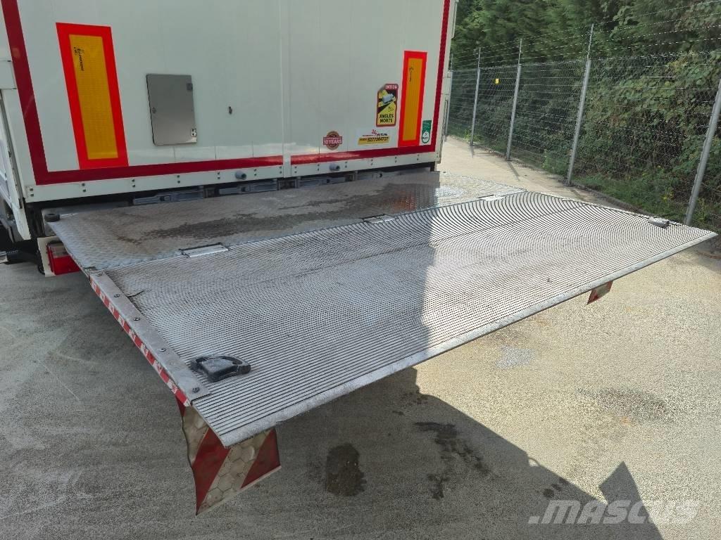 Kässbohrer Maxima 箱體半拖車