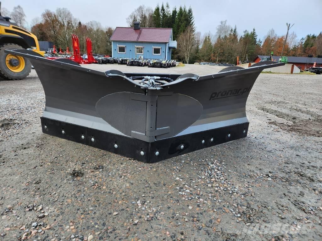 Pronar PUV 3000 M 刮雪板和犁