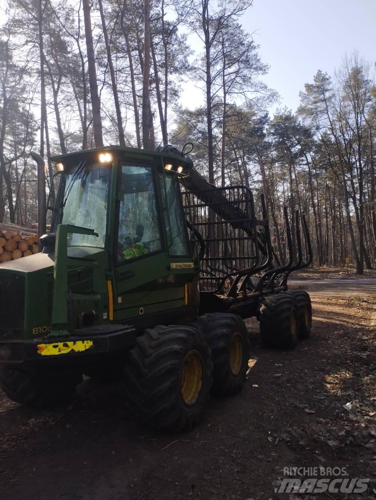 John Deere 810D 集運機