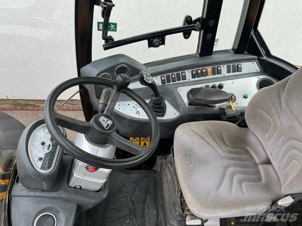 JCB TM 220 伸縮臂操作車