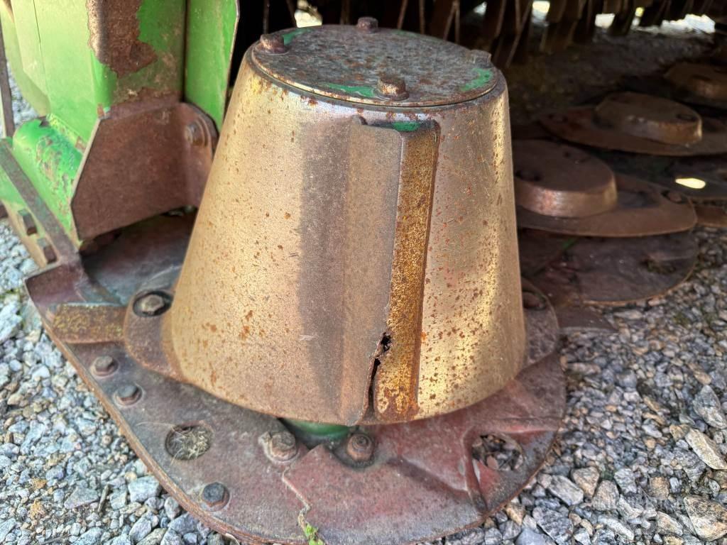 John Deere 131 裝載與牽引式割草機