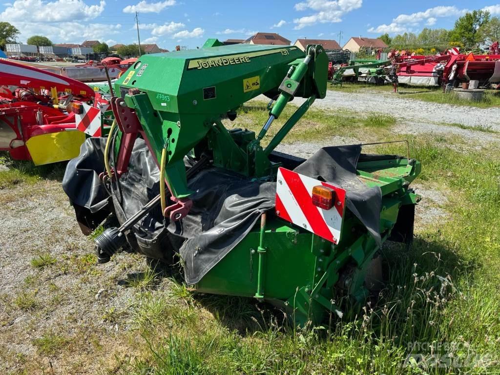 John Deere 131 裝載與牽引式割草機