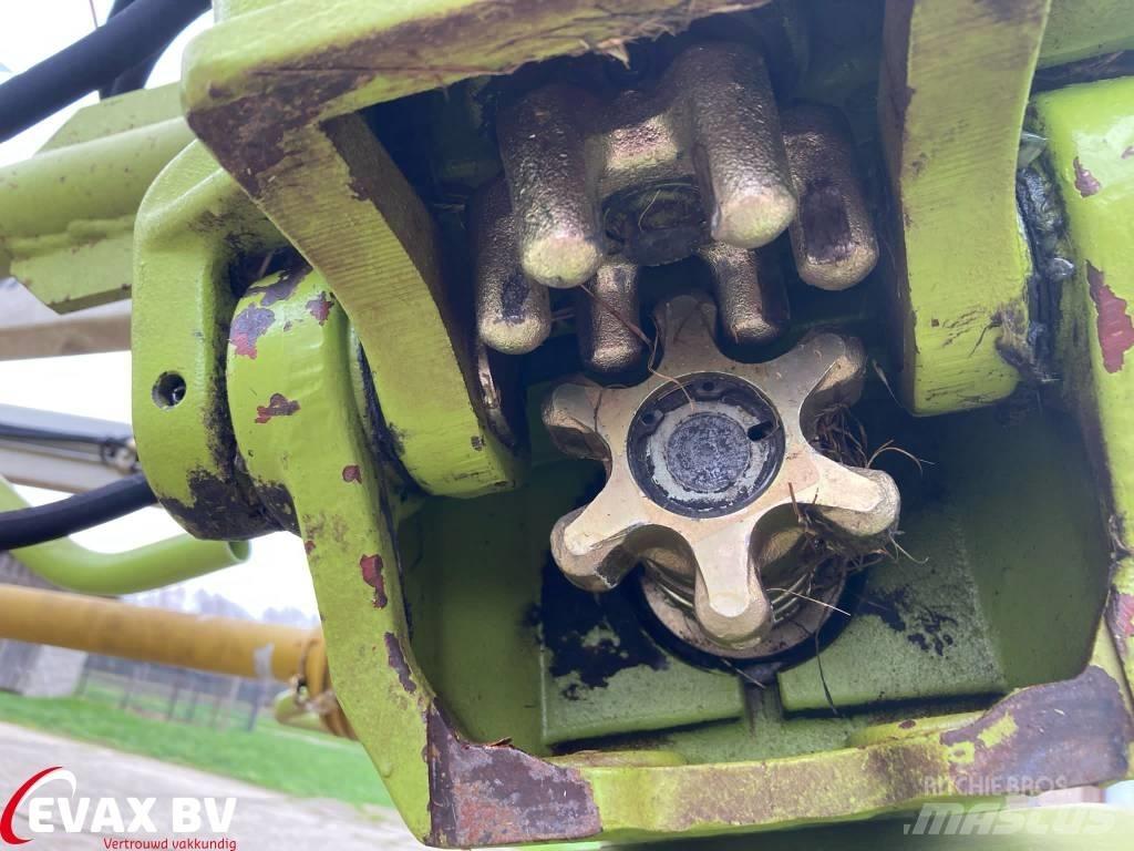 CLAAS Volto 870 T 耙與翻草機