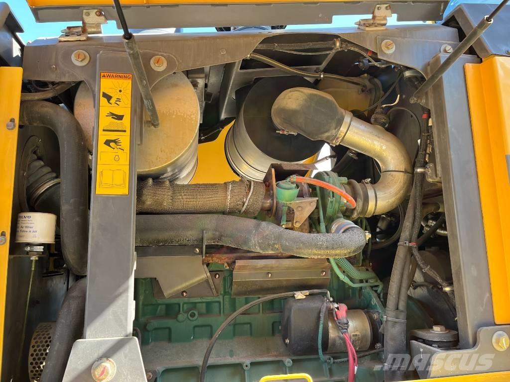 Volvo G 940 平土機