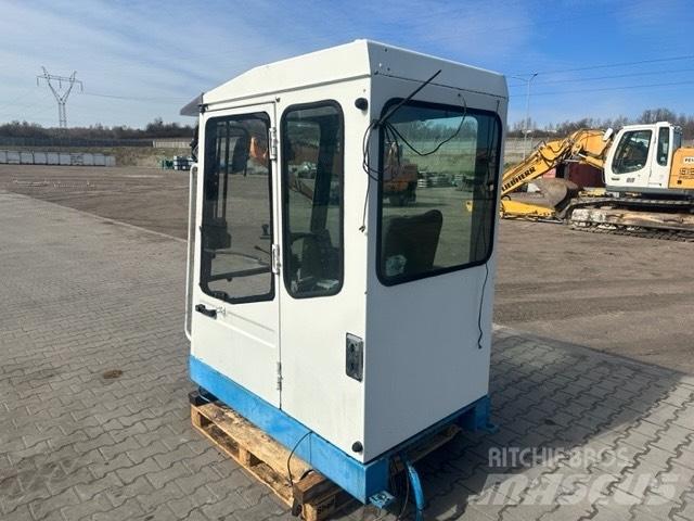Fuchs MHL 330 駕駛室與內部