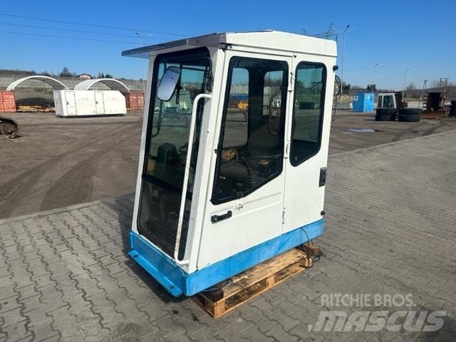 Fuchs MHL 330 駕駛室與內部