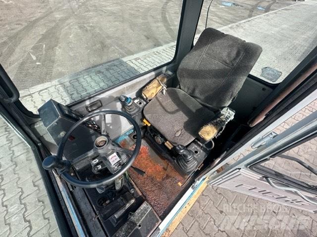 Fuchs MHL 330 駕駛室與內部