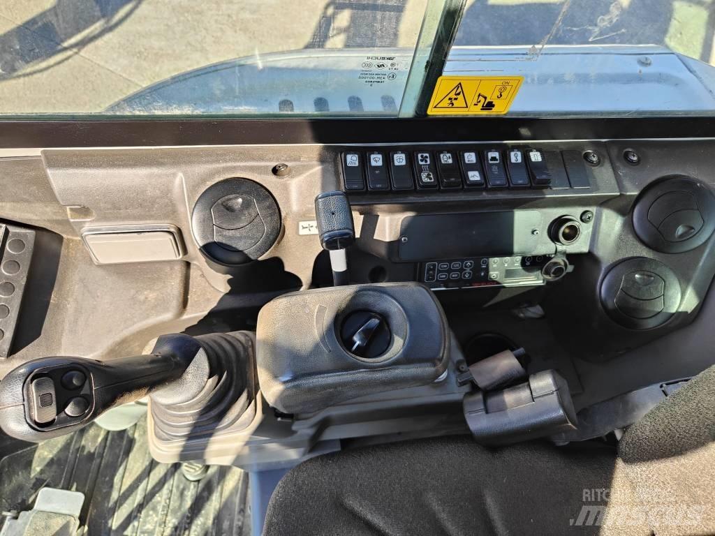 Takeuchi TB 230 小型挖土機/掘鑿機<7t(小型挖掘機)