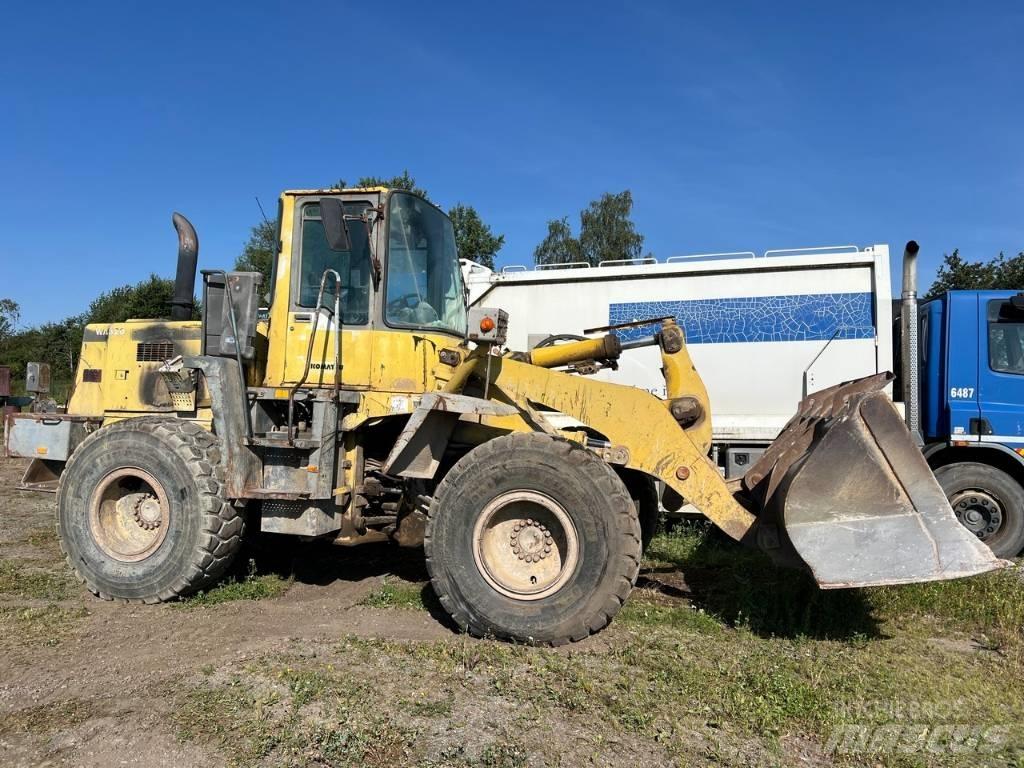 Komatsu WA 320 輪胎式裝載機