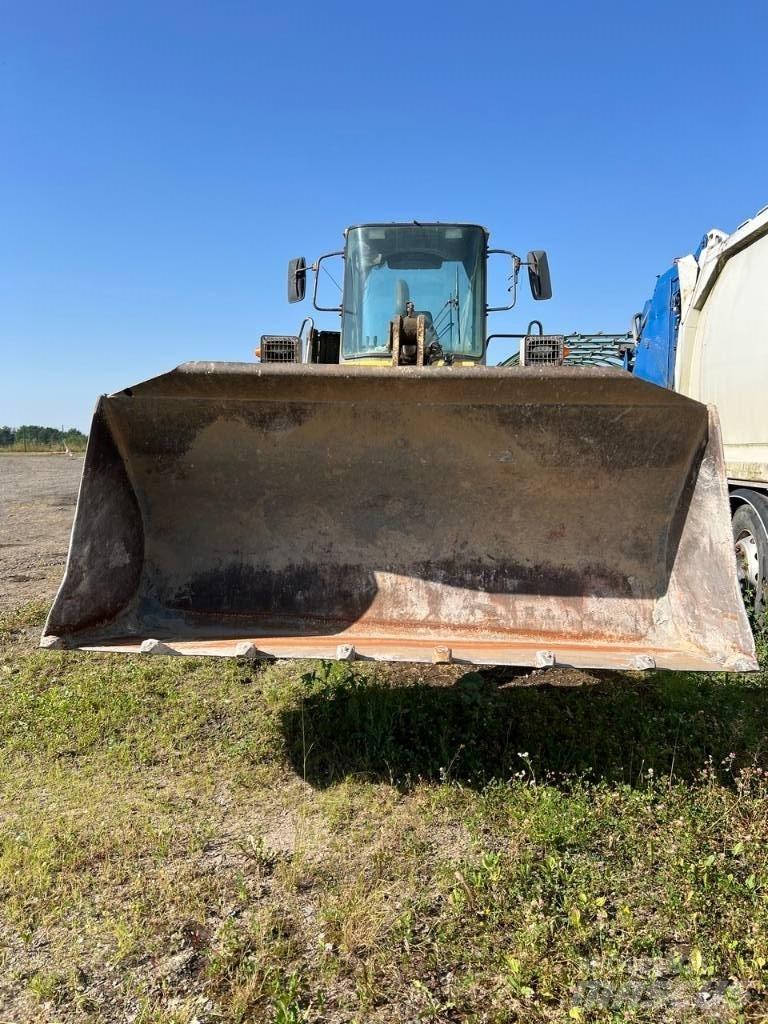 Komatsu WA 320 輪胎式裝載機