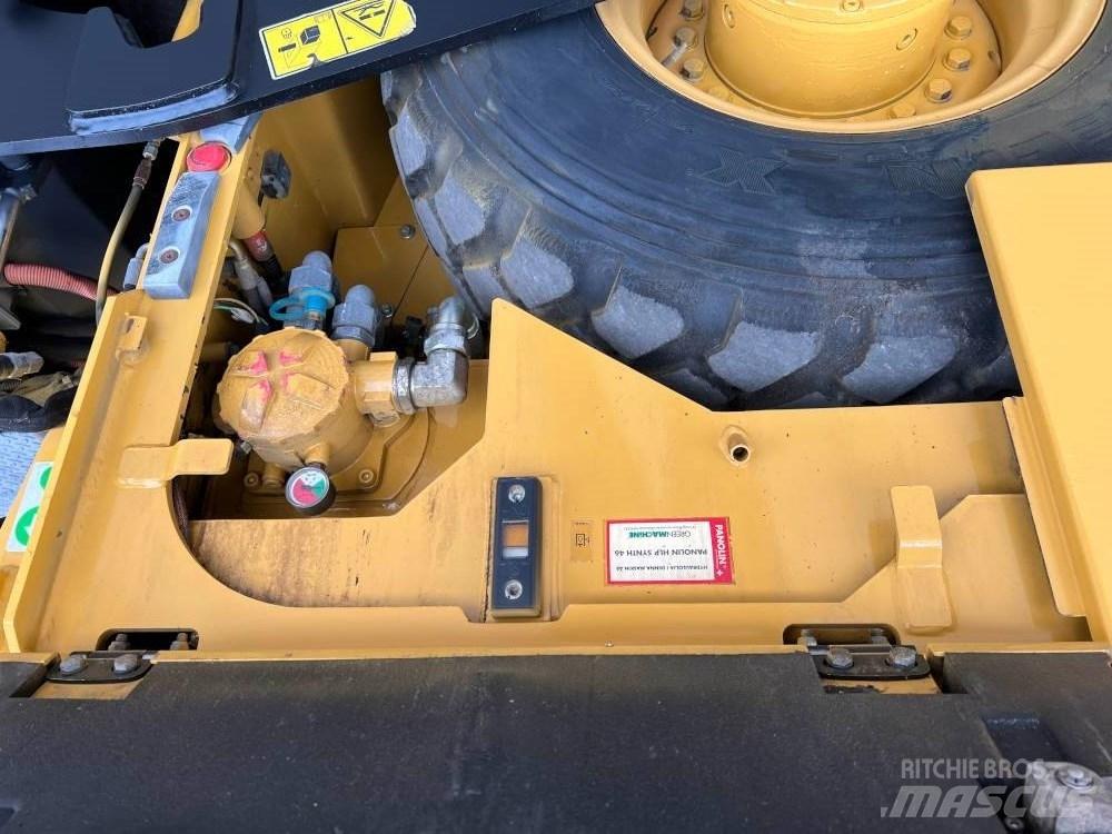 CAT AP 300D 瀝青攤舖機/鋪路機