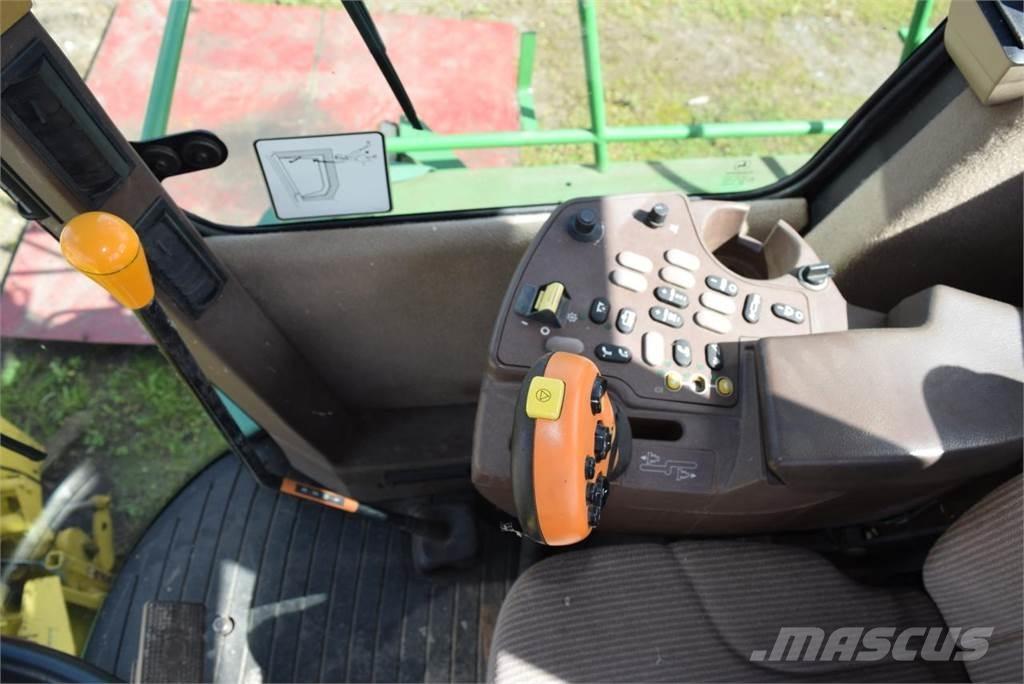 John Deere 7400 自走式飼料採集機