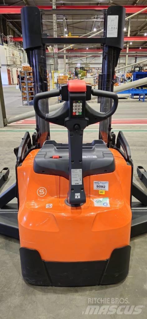 Toyota SWE140S 行走控制式堆積機