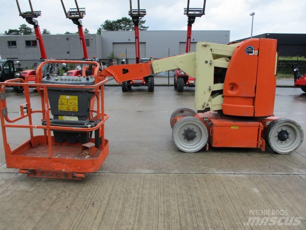 JLG E 300 AJP (718) 緊湊型自走式伸縮臂式升降機