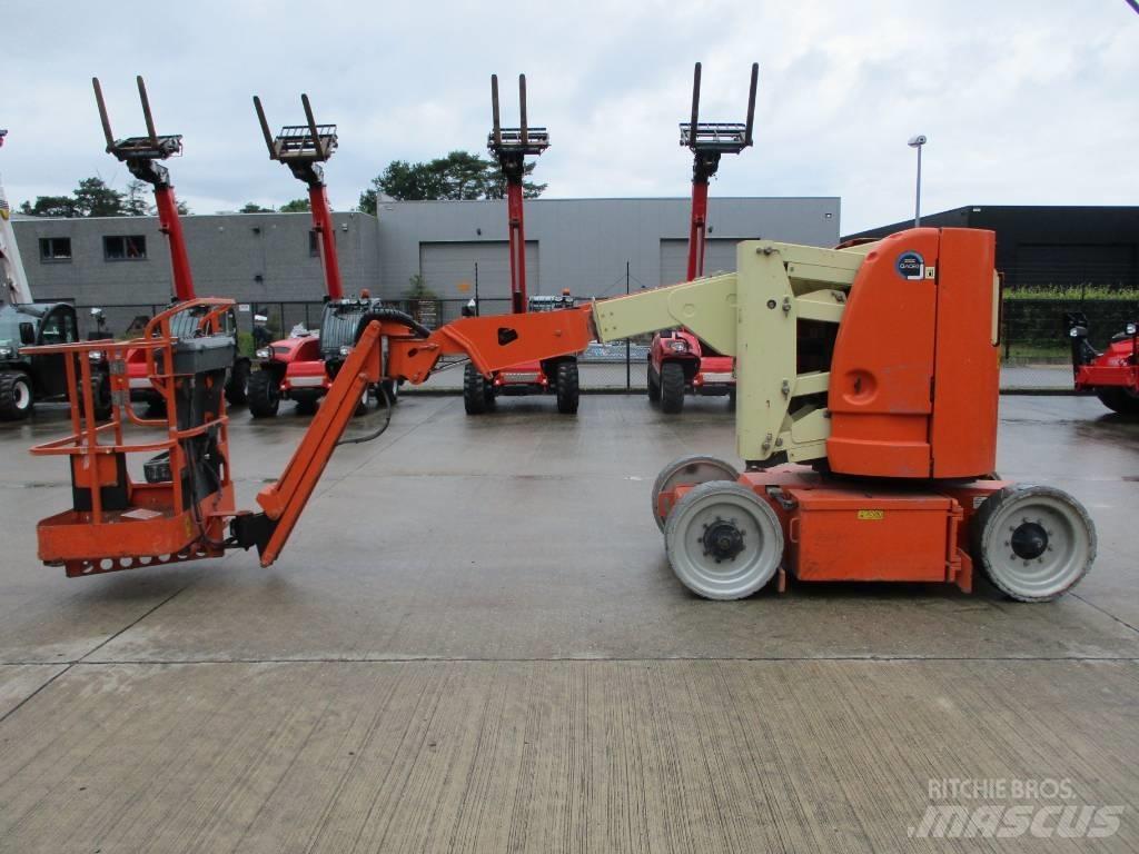 JLG E 300 AJP (718) 緊湊型自走式伸縮臂式升降機