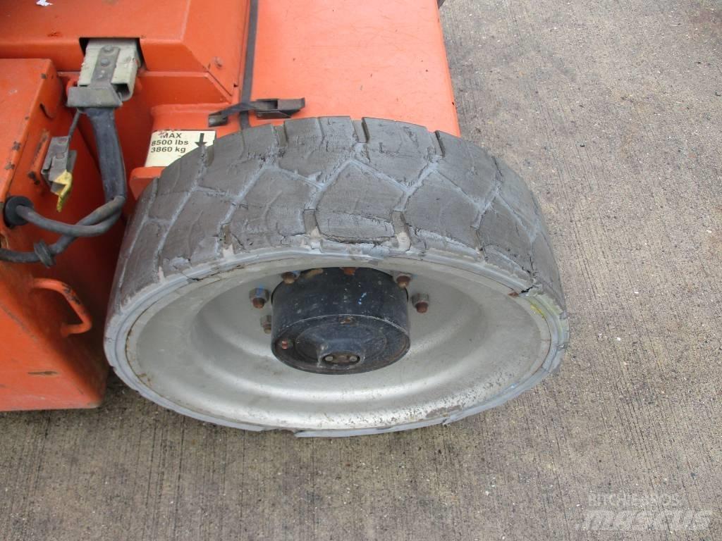 JLG E 300 AJP (718) 緊湊型自走式伸縮臂式升降機