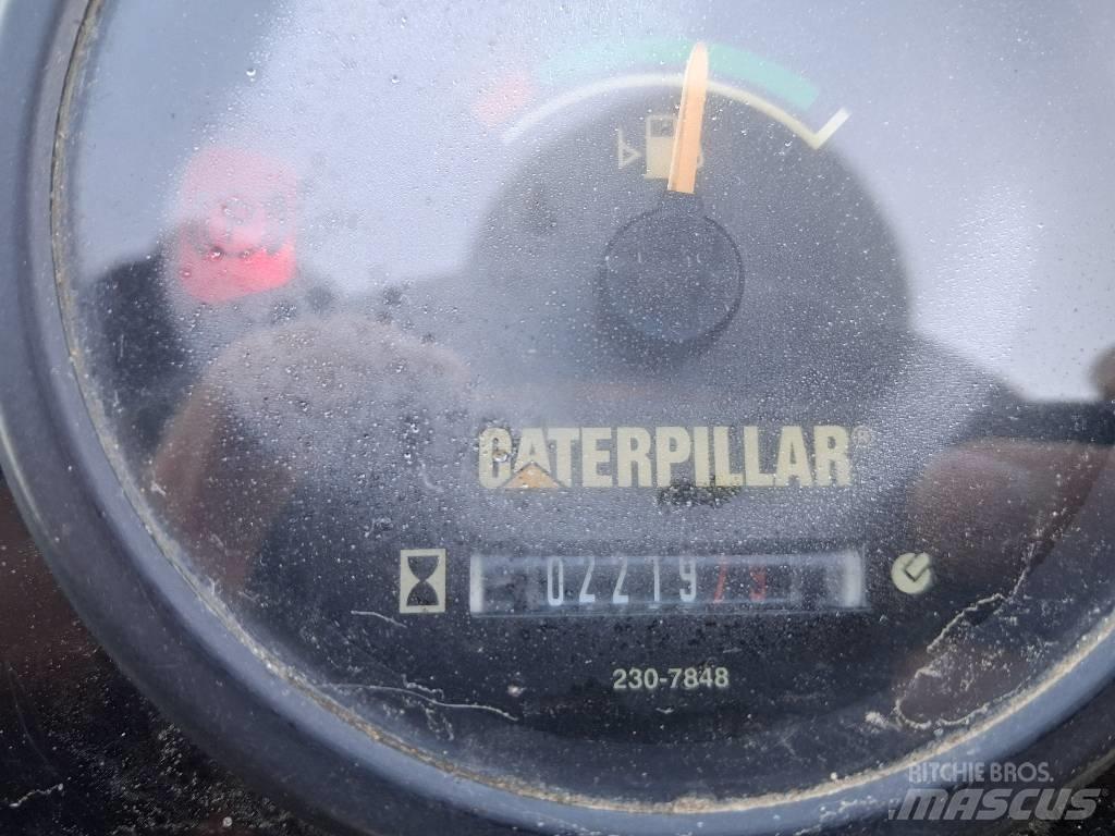 CAT CB 24 雙輪滾壓機