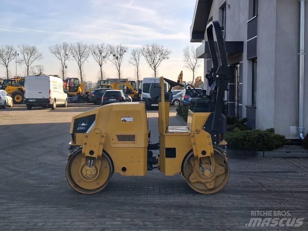 CAT CB 24 雙輪滾壓機