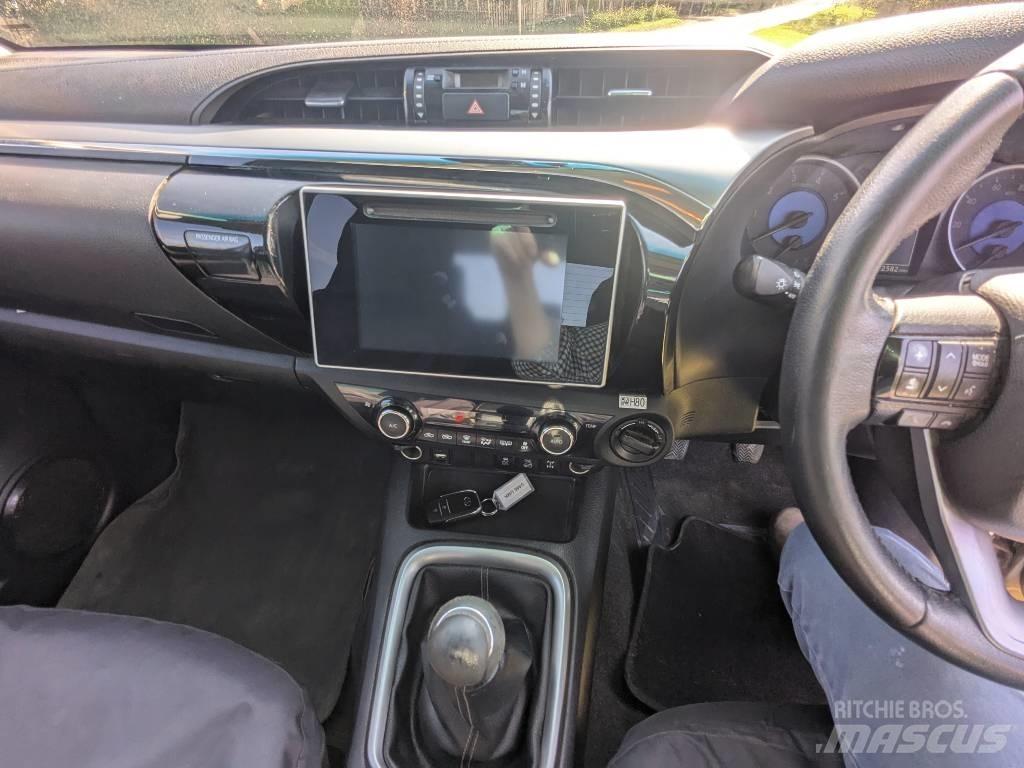 Toyota Hilux 皮卡.傳統半斗卡車/側卸板